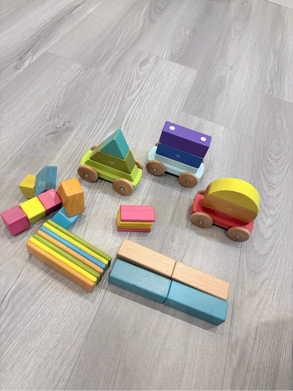 Tegu Magnetic Wooden Blocks 24-Piece Set + 3 Magnetic Cars